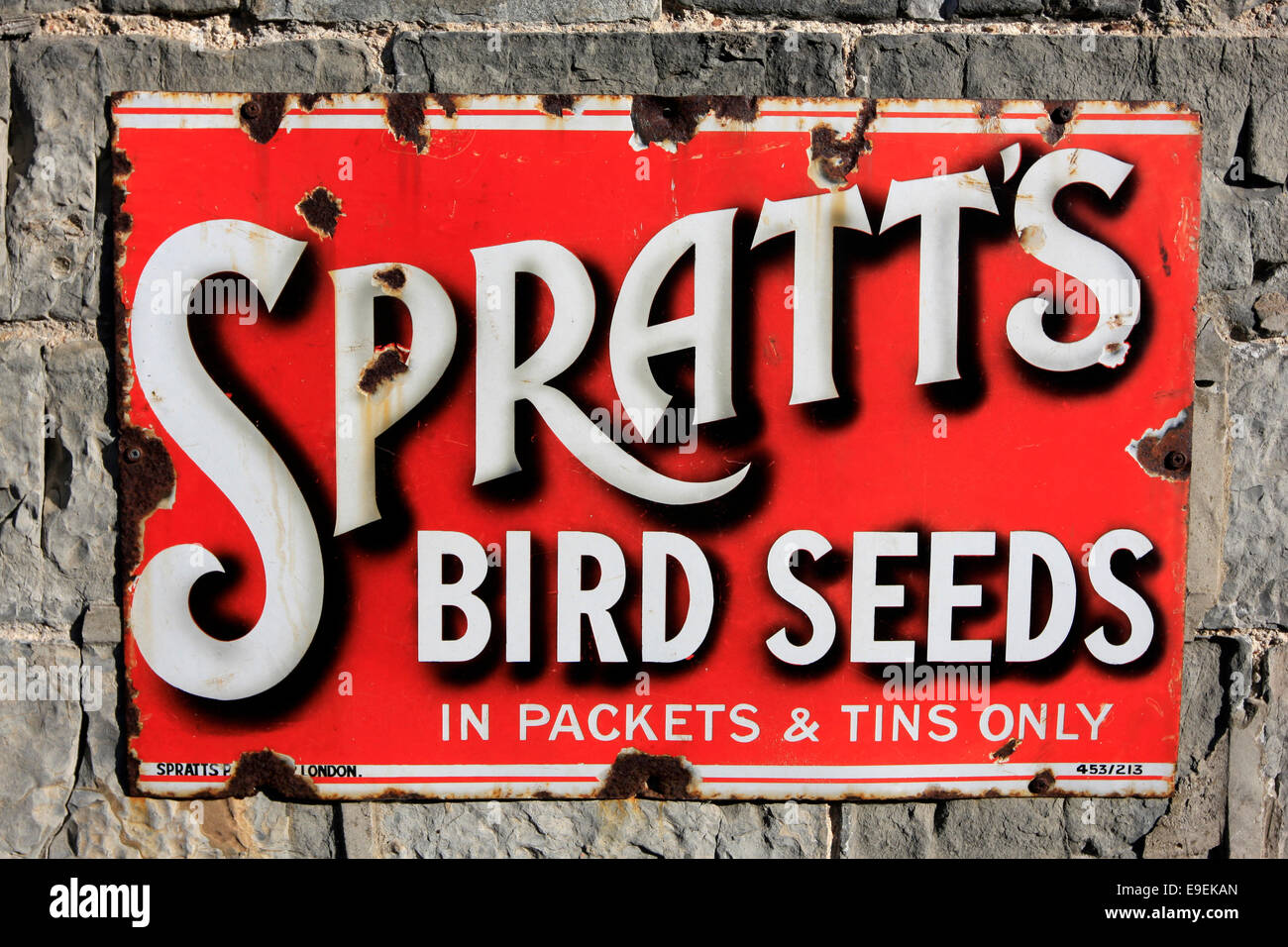 Vintage Spratts Vogelfutter Werbeschild Stockfoto