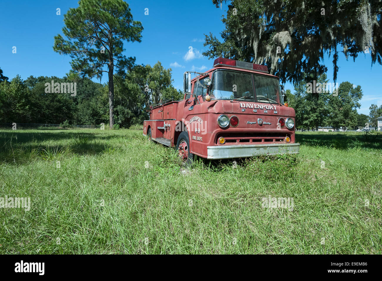Alte antike Ford Feuerwehrauto soll in Central Florida USA Weide Stockfoto