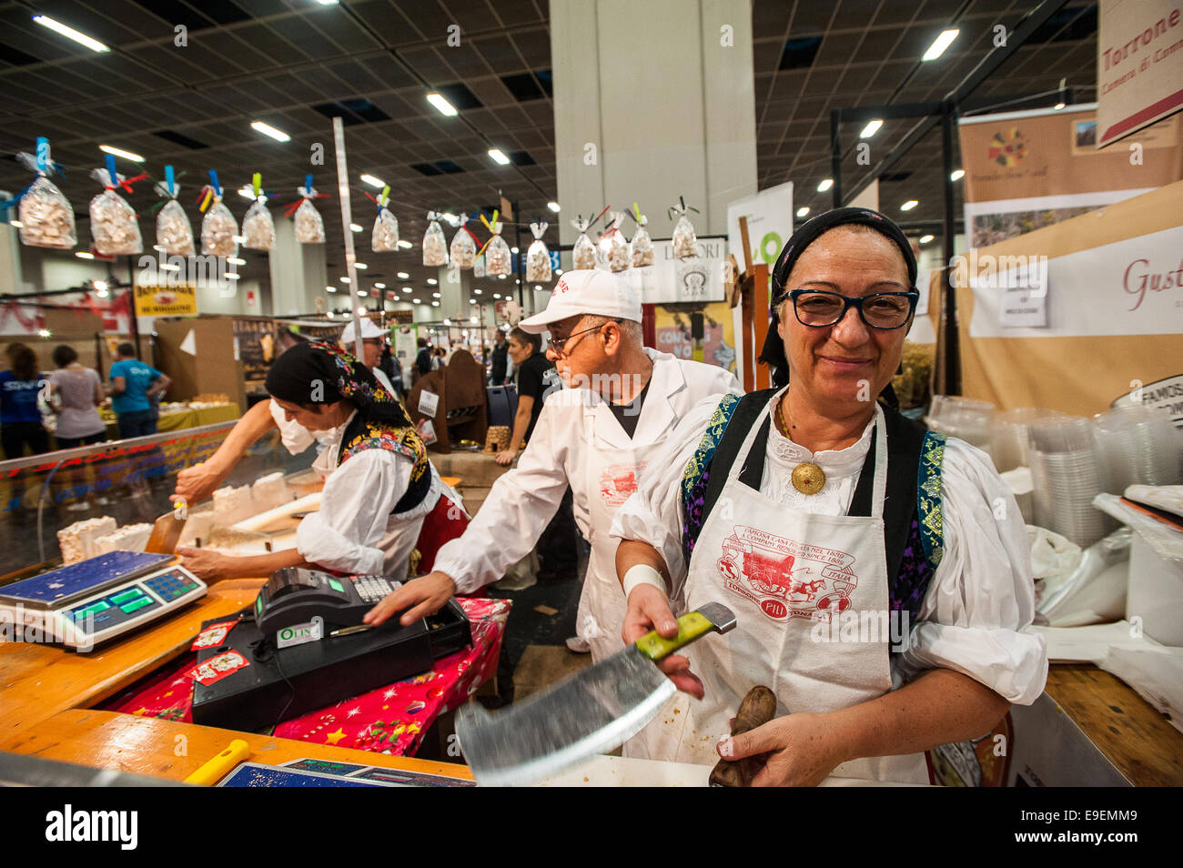 Turin, Italien. 26. Oktober 2014. Italien Piemont Salone del Gusto e Terra Madre - Torino Lingotto - 23/27 Oktober 2014 Sardinien, Stand Nougat Pili Tonara Kredit: wirklich einfach Star/Alamy Live-Nachrichten Stockfoto