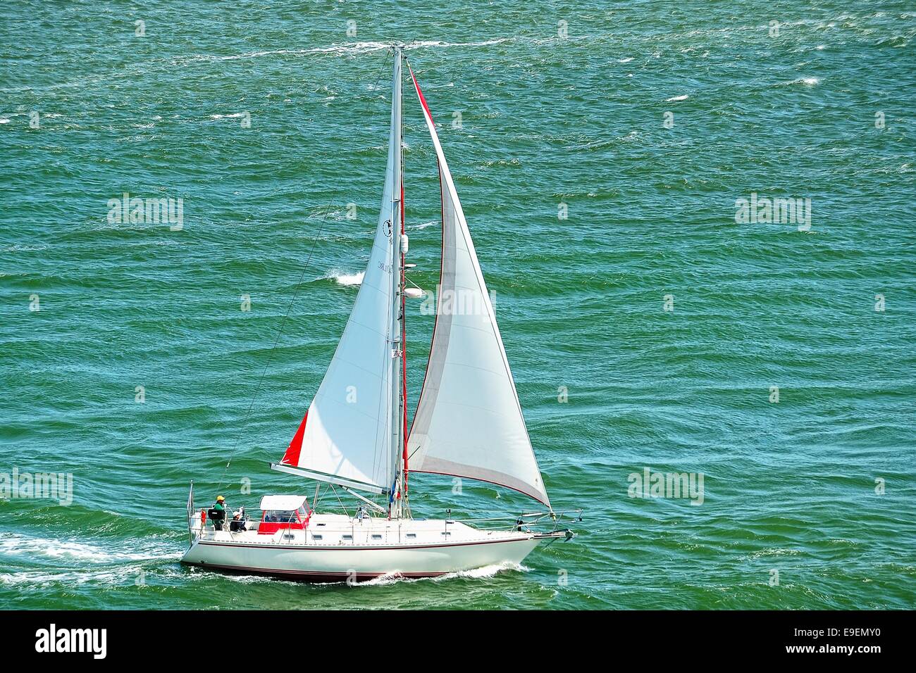 Ein weißes Segelboot Stockfoto