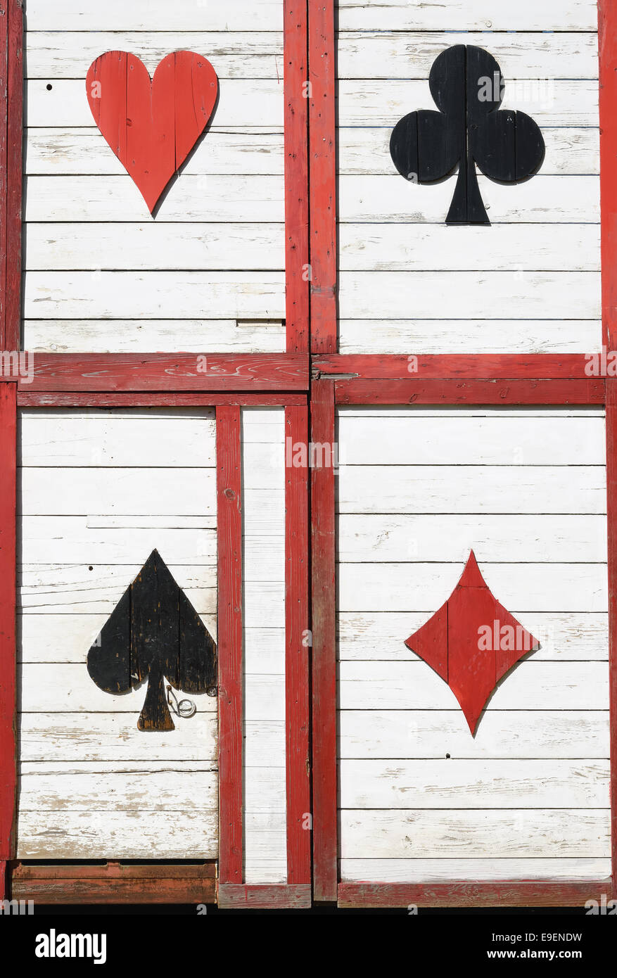 Alte Holztür mit spielen Kartenbild Stockfoto