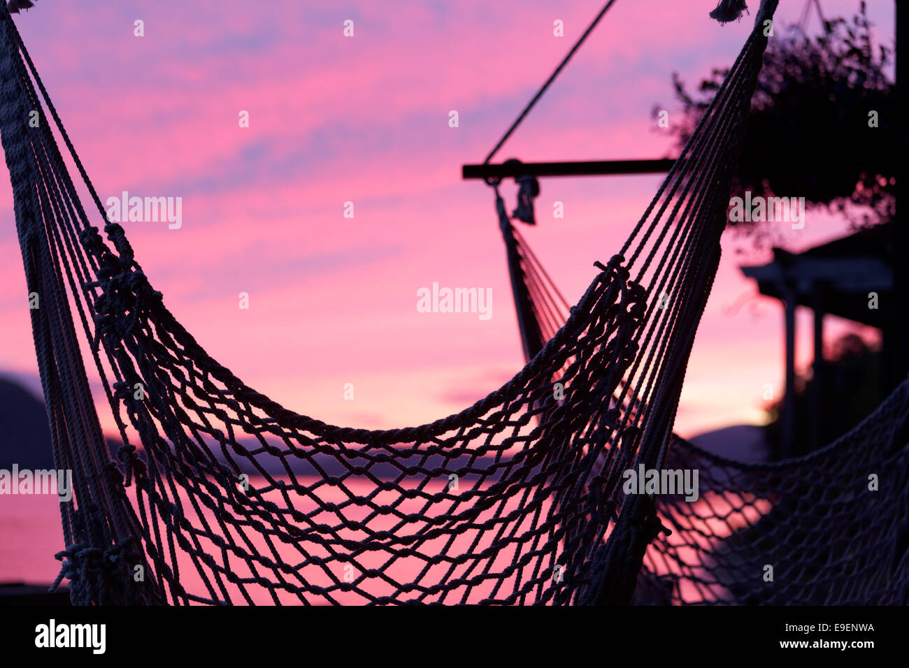 Netz Hängematten Silhouette gegen rosa Sonnenuntergang, Sitka, Alaska, USA Stockfoto