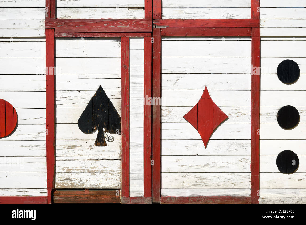 Alte Holztür mit spielen Kartenbild Stockfoto