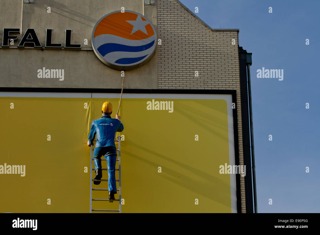 Mann auf die Leiter Herbst Zeichen Kunst außerhalb Gebäude hohe Stockfoto