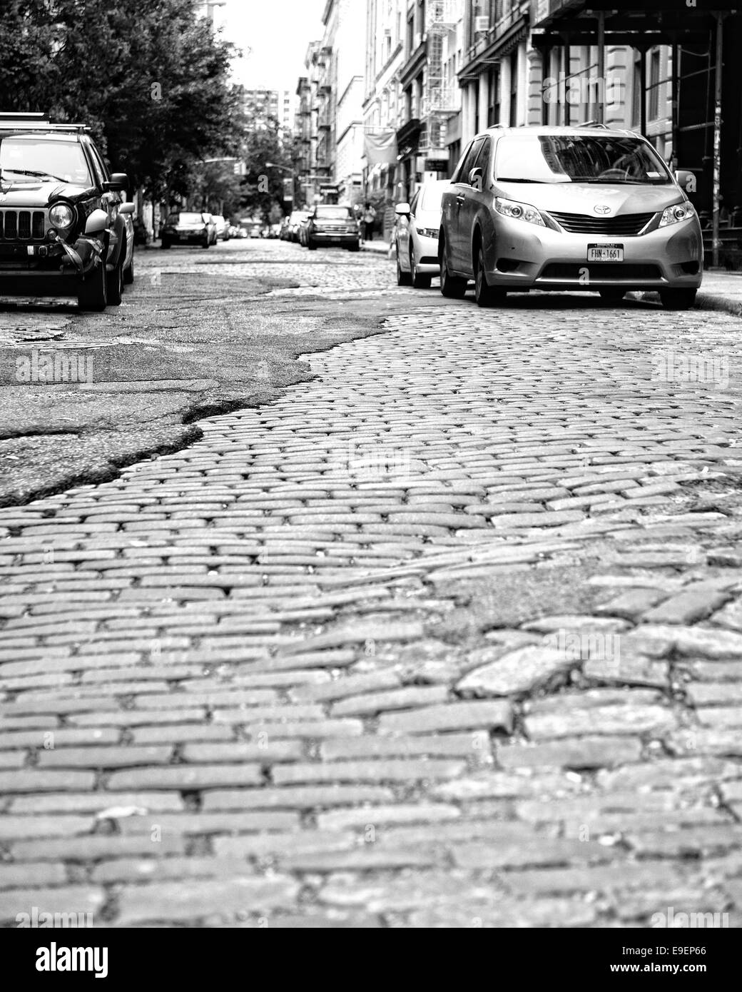 Schwarz / weiß Bild eine gepflasterte Straße in New York City Stockfoto