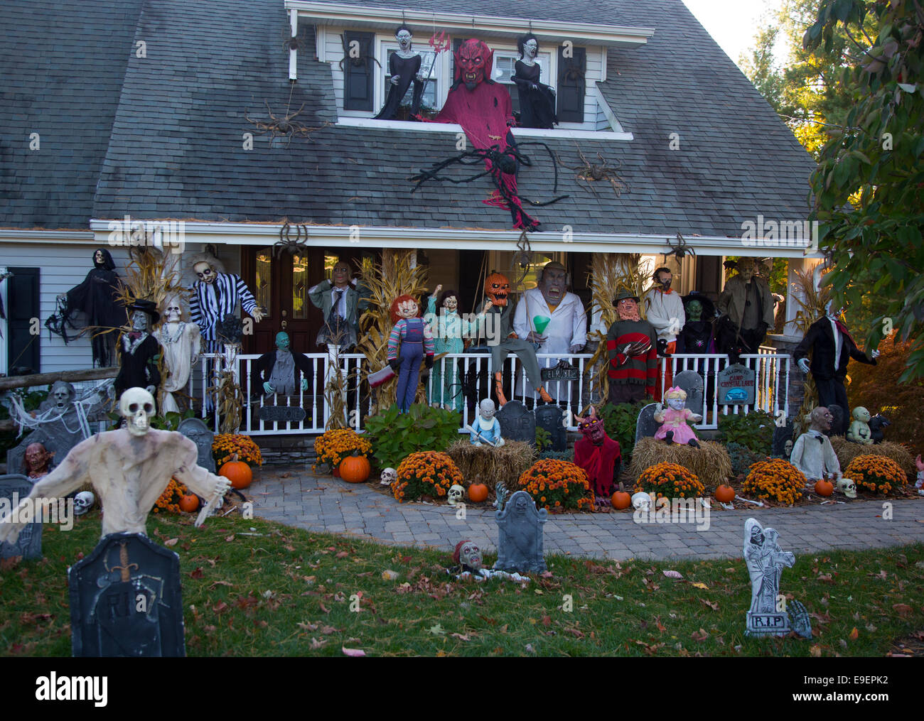 Vorstadthaus mit Halloween-Dekorationen Stockfoto