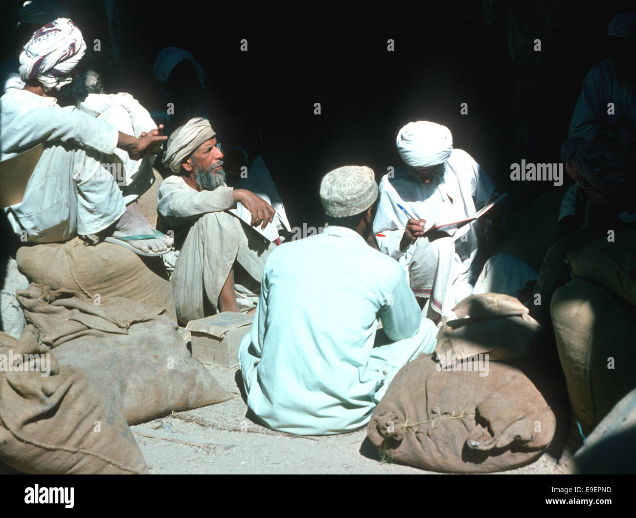 Datum Kaufleute in Nizwa Souk, Oman, 1975 Stockfoto