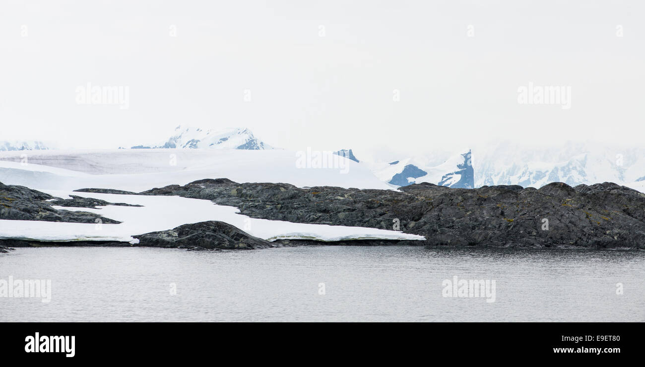 Schnee, Eis und Felsen an Vernadsky Basis, Antarktis Stockfoto