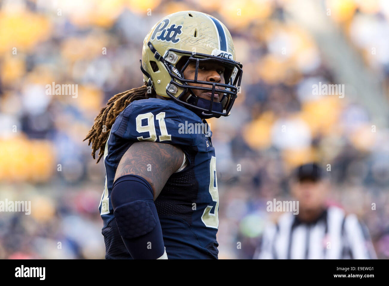 Pittsburgh, Pennsylvania, USA. 25. Oktober 2014. Pittsburgh DL DARRYL RENDERN (91) während des Spiels zwischen der Georgia Tech Yellow Jackets und den Pittsburgh Panthers spielten im Heinz Field in Pittsburgh, Pennsylvania. Georgia Tech schlagen Pittsburgh 56-28. © Frank Jansky/ZUMA Draht/Alamy Live-Nachrichten Stockfoto