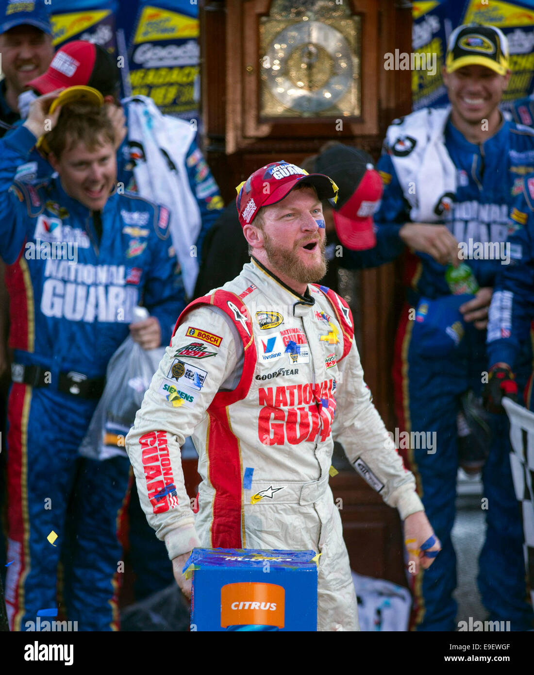 Martinsville, Virginia, USA. 26. Oktober 2014. DALE EARNHARDT JR. (88) feiert die Goody Kopfschmerzen Linderung Schuss 500 auf dem Martinsville Speedway zu gewinnen. © Csm/Alamy Live-Nachrichten Stockfoto