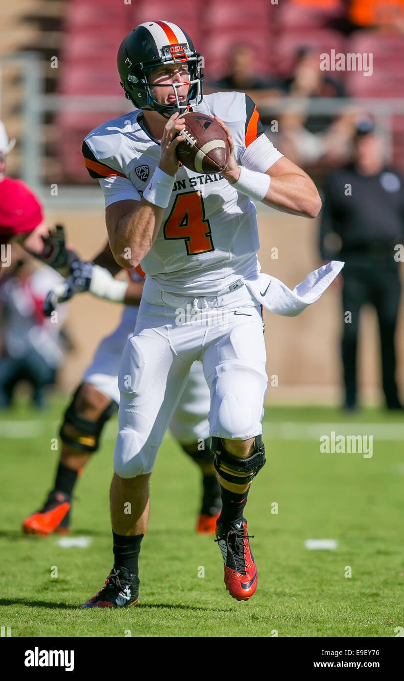 25. Oktober 2014: Oregon State Beavers Quarterback Sean Mannion (4) in Aktion während der NCAA Football-Spiel zwischen der Stanford Cardinal und die Oregon State Beavers im Stanford Stadium in Palo Alto, CA. Stanford besiegte Oregon State 38-14. Damon Tarver/Cal-Sport-Medien Stockfoto