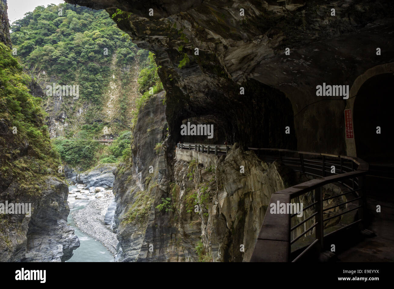 Steile Felsen, tiefe Schlucht, Fluss und kleine Straße gegraben am Rande des Felsens an schlucken Grotte (Yanzikou) im Taroko National Park Stockfoto