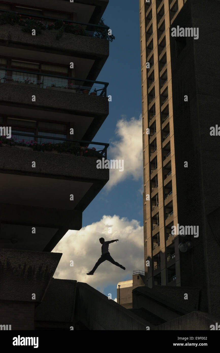Entscheidenden Moment - Silhouette des männlichen Parkour Traceur springen Stockfoto