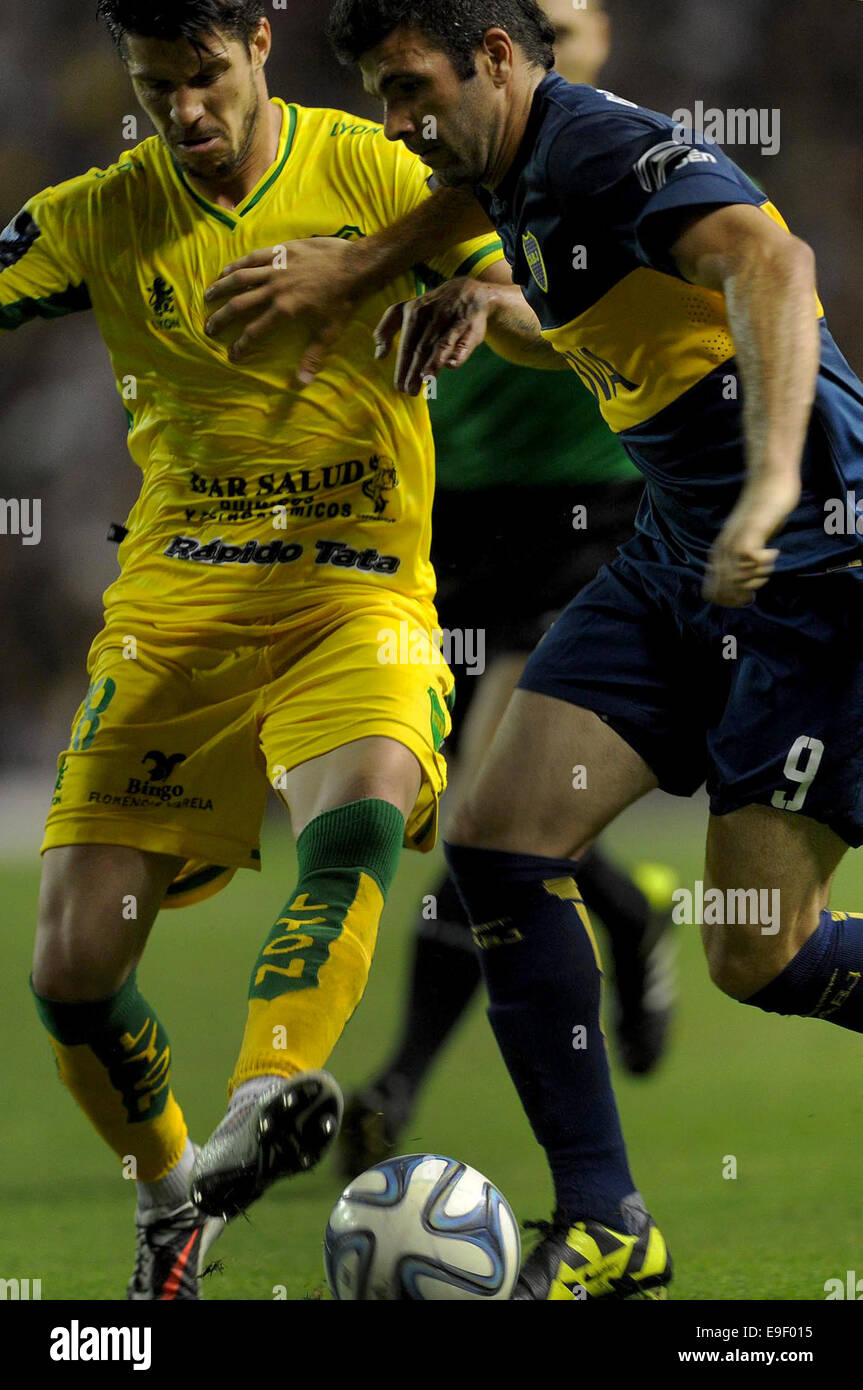 Buenos Aires, Argentinien. 26. Oktober 2014. Emmanuel Gigliotti (R) der Boca Juniors wetteifert mit Carlos Matheu Defensa y Justicia während des Spiels des argentinischen ersten Division Turniers im Alberto J. Armando-Stadion in Buenos Aires, Argentinien, am 26. Oktober 2014. Bildnachweis: Juan Roleri/TELAM/Xinhua/Alamy Live-Nachrichten Stockfoto