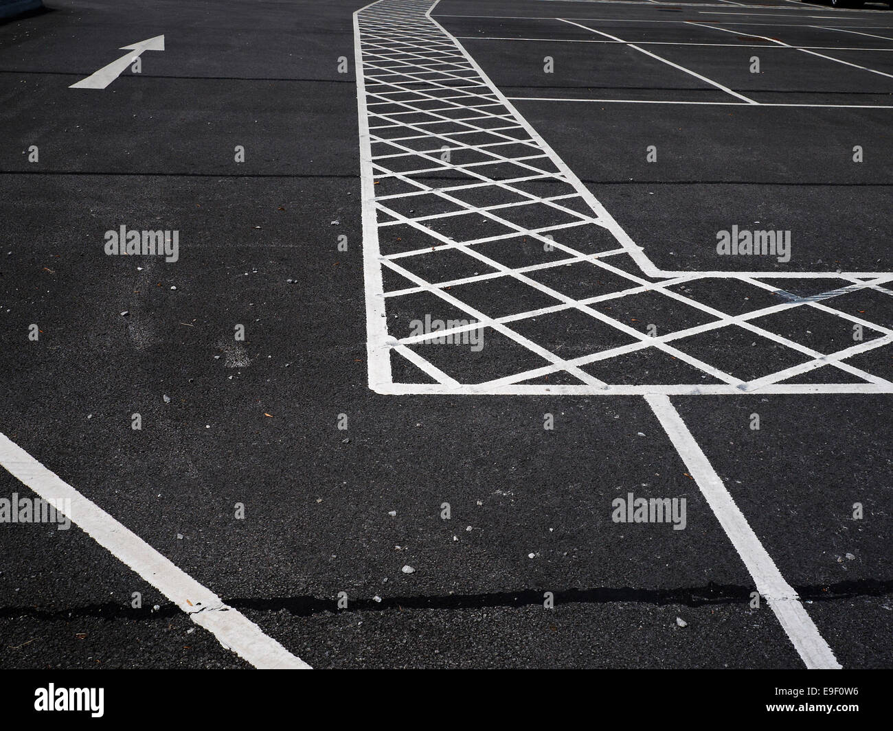 Gehweg oder Fußweg mit Verkehrspfeilrichtung auf Asphalt in Großbritannien Stockfoto