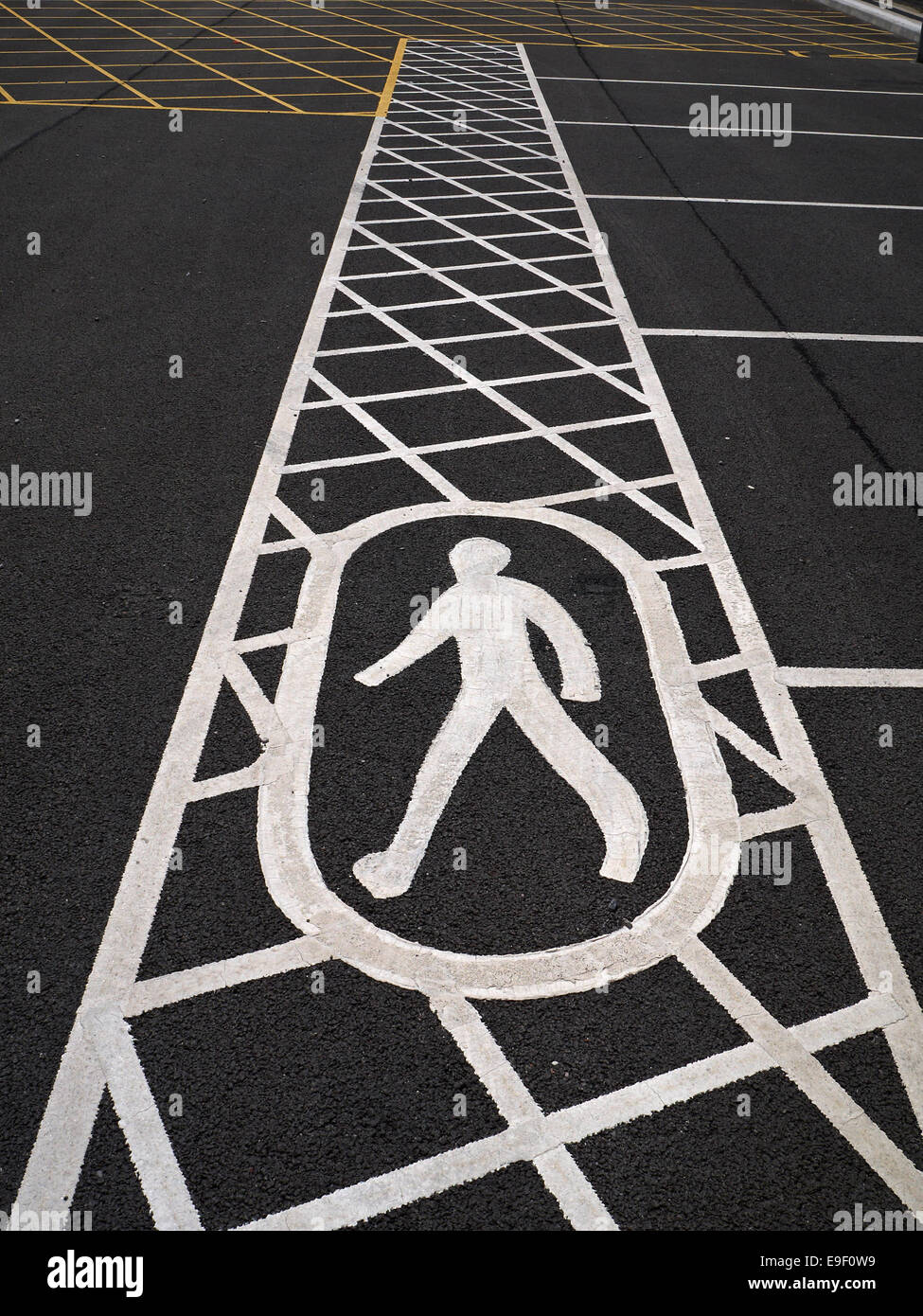 Fußgänger-Symbol mit Fußweg auf Asphalt UK gemalt Stockfoto