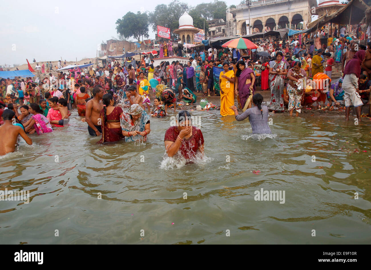 Hinduistische Gläubige beten vor der Einnahme von Heiligen Bad im Fluss Yamuna anlässlich "Bhaiduj Festival" in Allahabad. © Ravi Prakash/Pacific Press/Alamy Live-Nachrichten Stockfoto