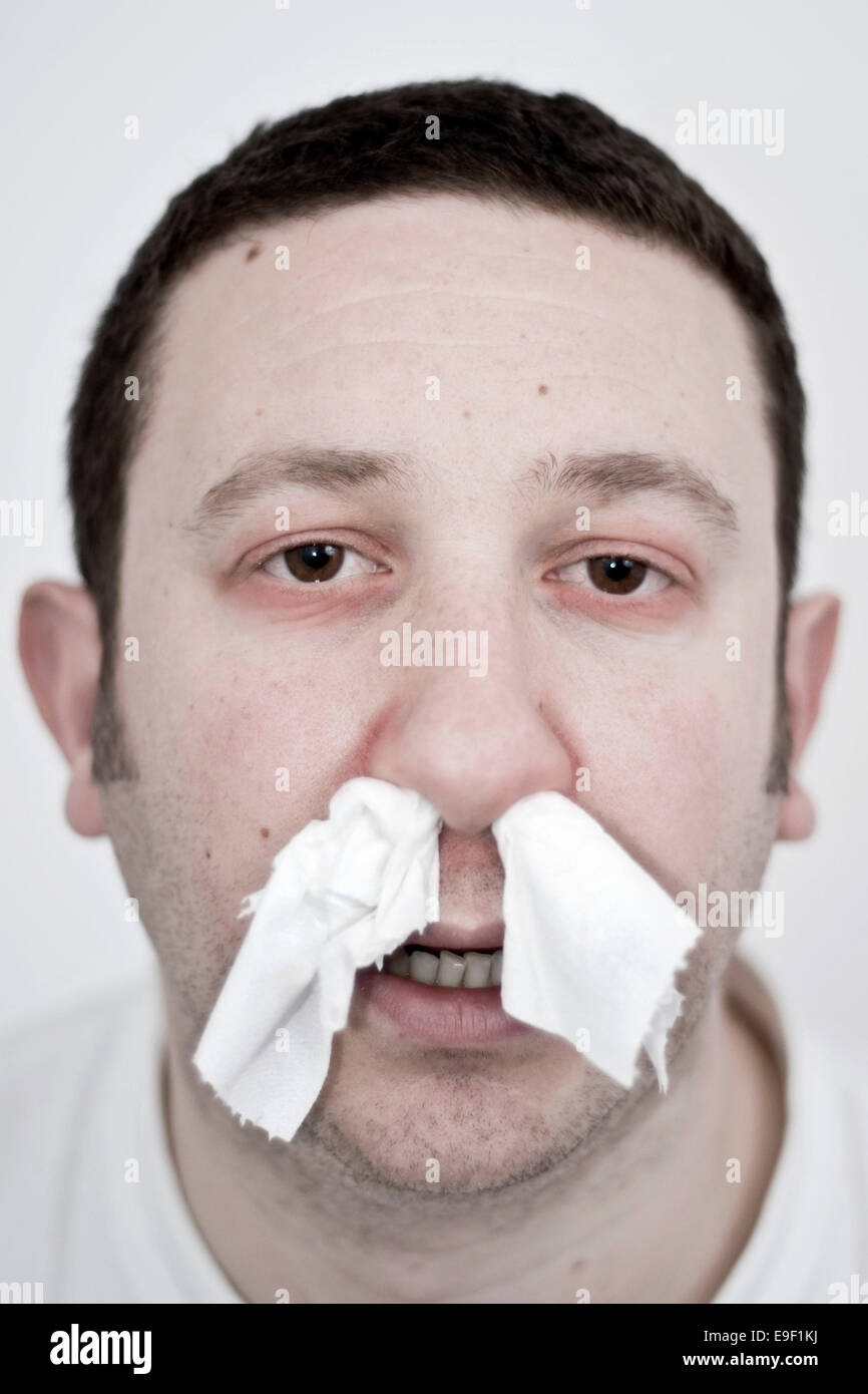 ein Mann mit Mann Grippe fühlt sich an wie ein Wimp, da er nur eine Erkältung Stockfoto