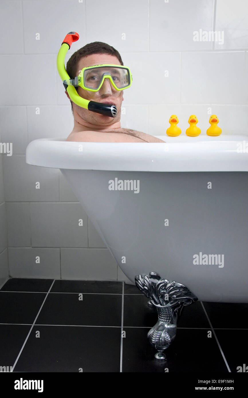 ein Mann in der Badewanne mit einer Maske und Schnorchel Stockfoto