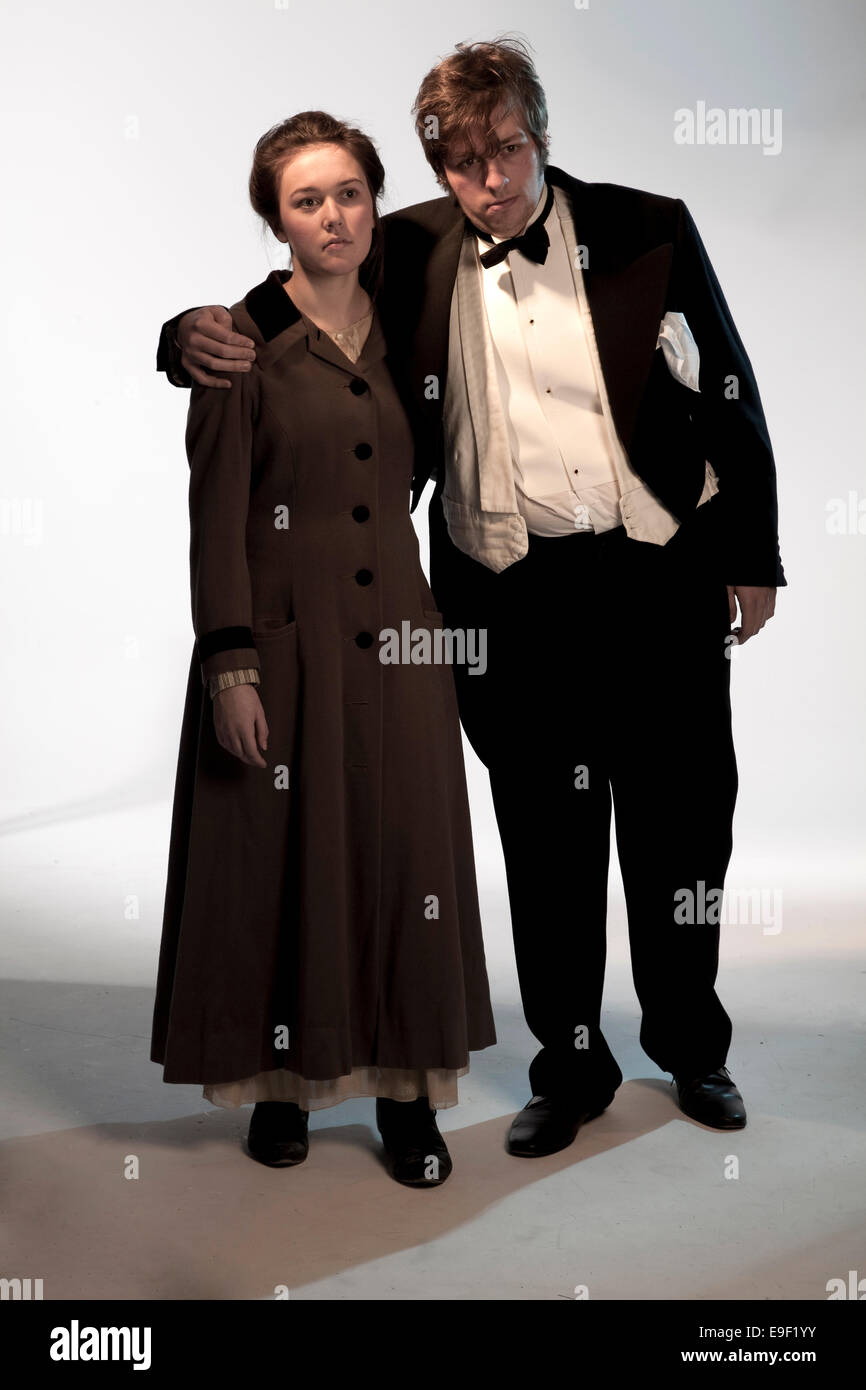 Mann, Frau, jungen, Mädchen alle erschossen in einem Studio in historischen Kostümen verkleidet wirken sich Szenen aus klassischen Büchern gleichzeitig Stockfoto