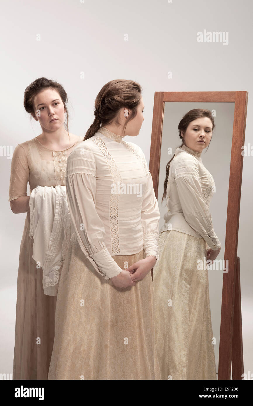 Mann, Frau, jungen, Mädchen alle erschossen in einem Studio in historischen Kostümen verkleidet wirken sich Szenen aus klassischen Büchern gleichzeitig Stockfoto