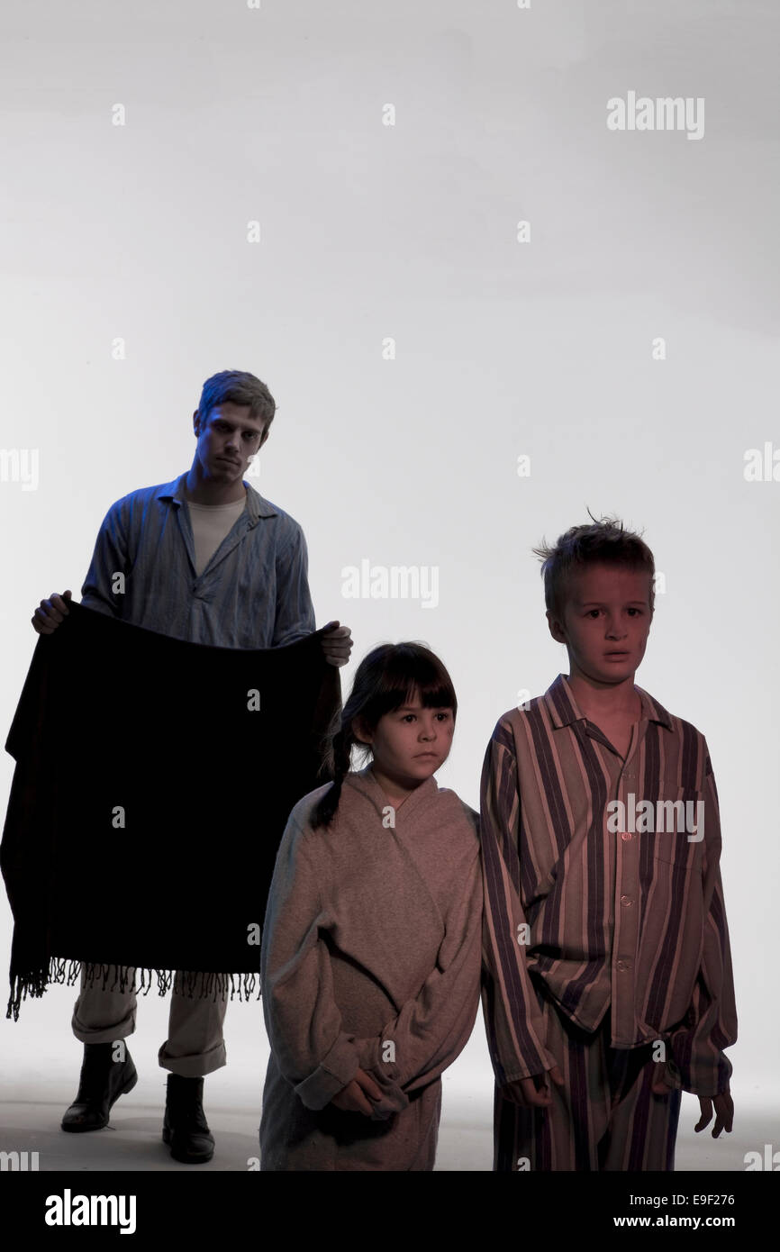 Mann, Frau, jungen, Mädchen alle erschossen in einem Studio in historischen Kostümen verkleidet wirken sich Szenen aus klassischen Büchern gleichzeitig Stockfoto