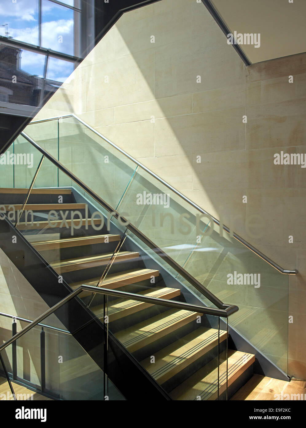 Schwarze kulturelle Archive (BCA), London, Vereinigtes Königreich. Architekt: Pringle Richards Sharratt Ltd, 2014. Innenansicht des staircas Stockfoto Schwarze kulturelle Archive (BCA), London, Vereinigtes Königreich. Architekt: Pringle Richards Sharratt Ltd, 2014. Innenansicht des staircas Stockfoto