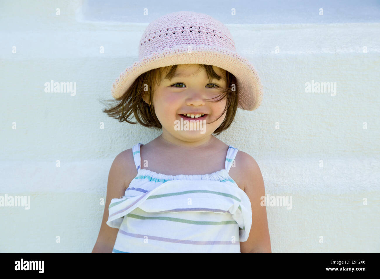 Kleinkind Mädchen einen Sommer Hut lächelnd Stockfoto