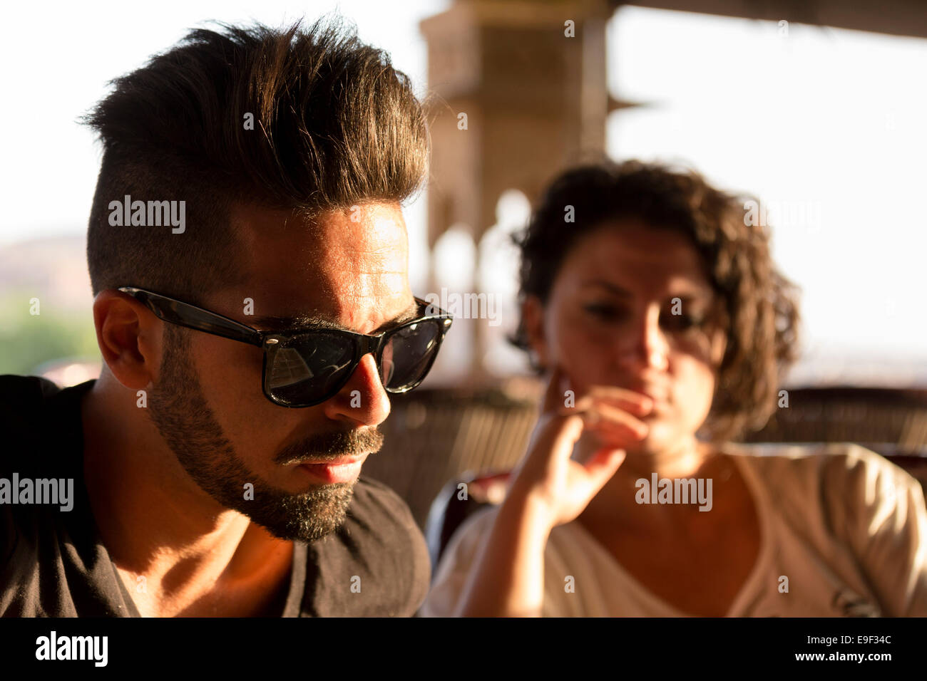 Mann und Frau, die von einem Lichtstrahl getroffen. Jodhpur, Rajasthan, Indien Stockfoto