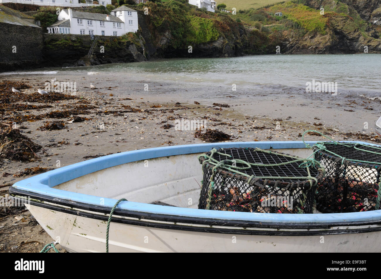 Kornische Langusten und Hummer Töpfe in einem kleinen Boot Port Isaac Hafen Cornwall England UK GB Stockfoto