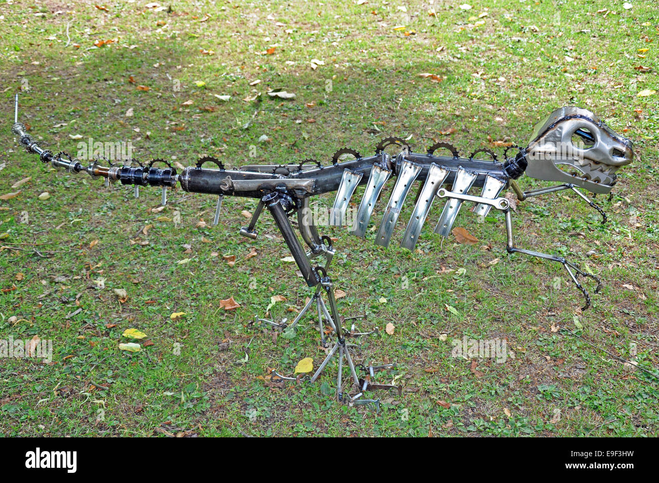 Ein metall Dinosaurier Skelett, unter freiem Himmel, vielleicht als Garten Ornament. England, UK. Stockfoto
