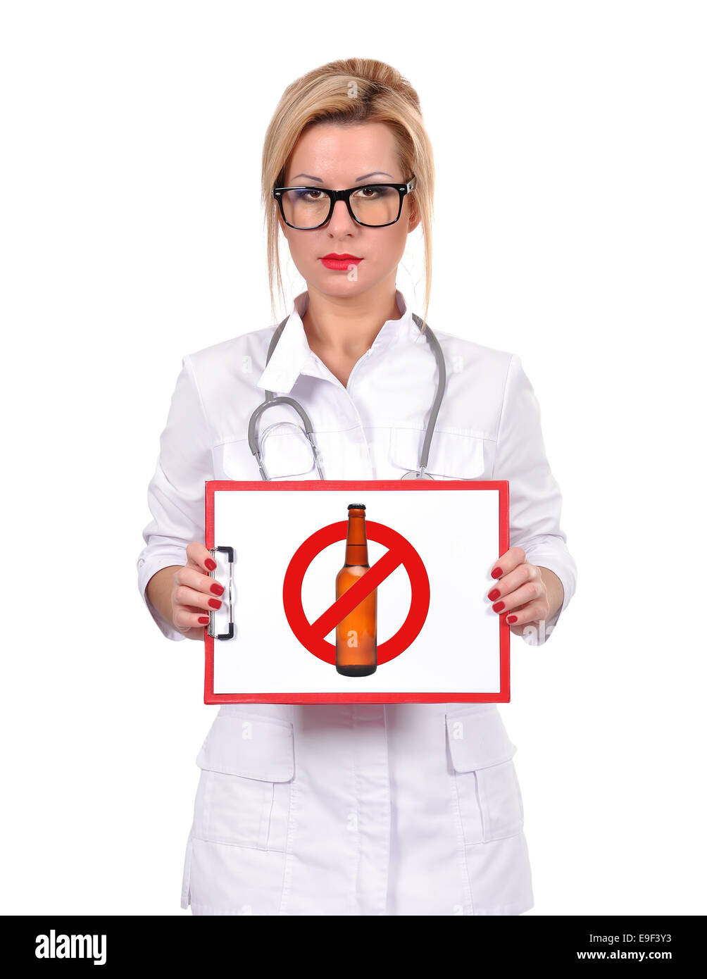 Ärztin, hält Cloipboard mit Stopp-Alkohol-symbol Stockfoto