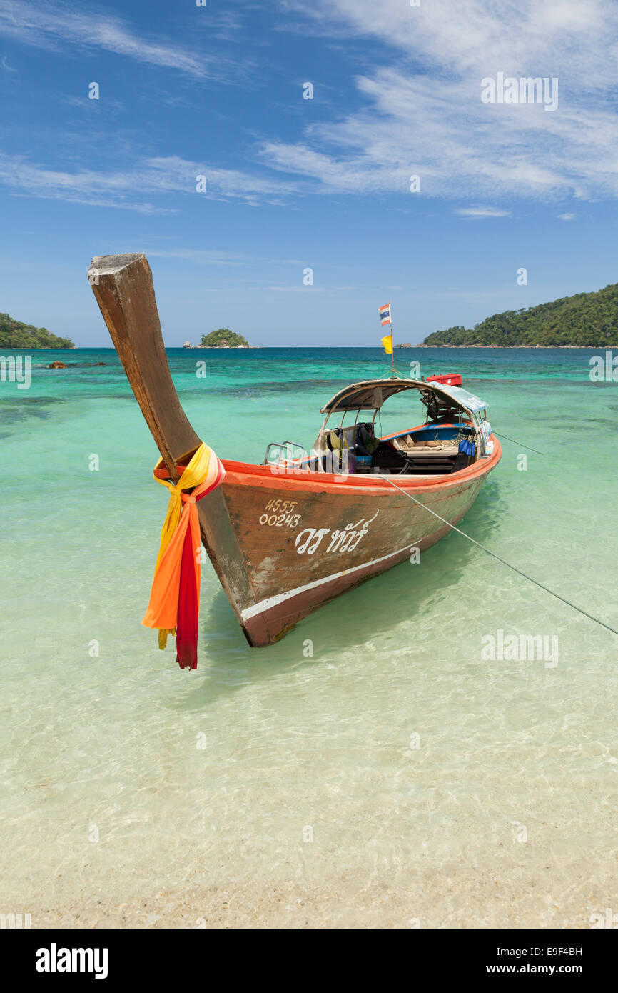 Longtail-Boot zur Insel Koh Rawi, Thailand Stockfoto