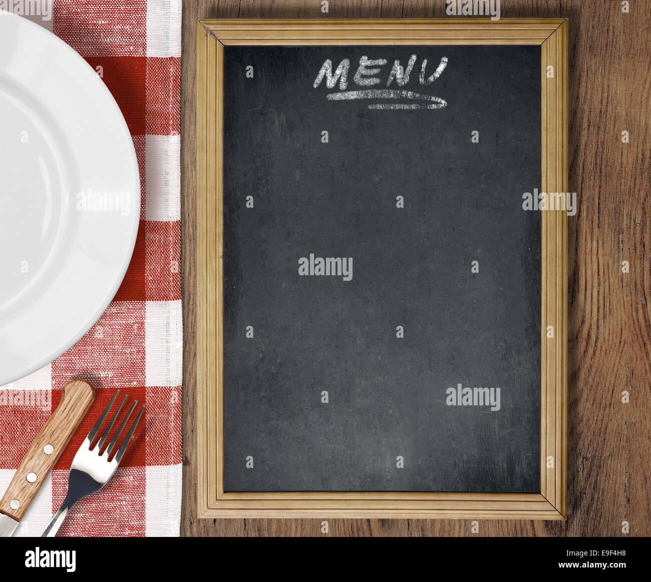 Menü-Tafel-Draufsicht auf Tisch mit Teller, Messer und Gabel Stockfoto