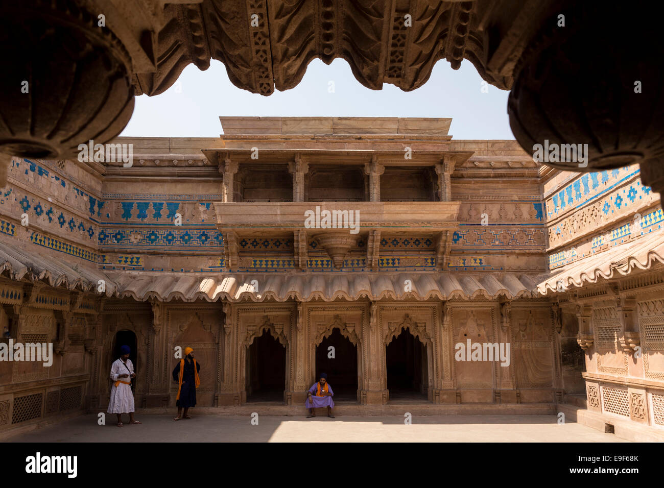 Sikh-Männer in traditioneller Kleidung besuchen Mann Singh Palace, Gwalior, Madhya Pradesh, Indien Stockfoto