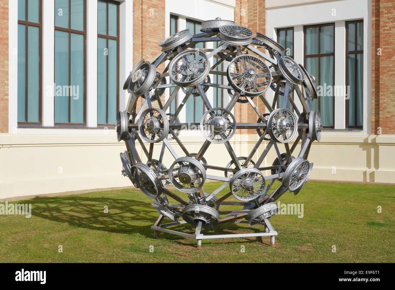 Skulptur von Felgen am Auto, Automobile Museum von Málaga, Andalusien, Spanien. Stockfoto