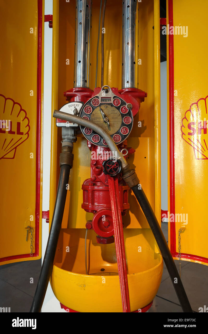 Detail der Vintage Royal Dutch Shell Company-Zapfsäule am Auto, Automobile Museum von Málaga, Andalusien, Spanien. Stockfoto