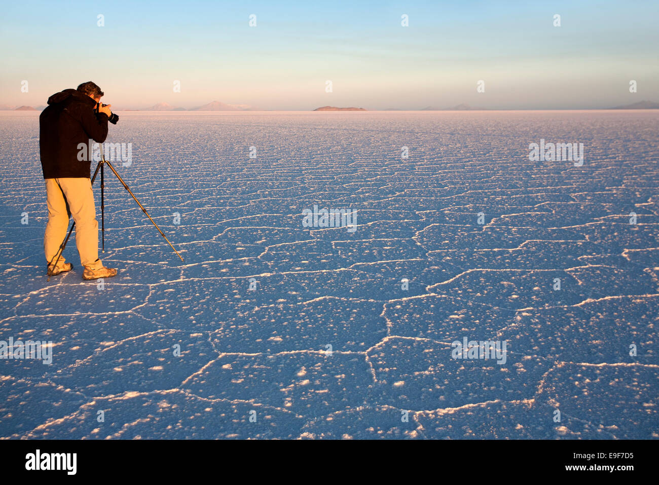 Fotograf bei Salar de Uyuni. Bolivien Stockfoto