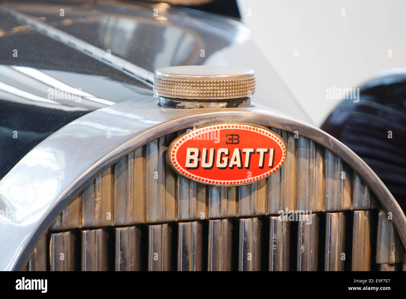 Bugatti Bugatti Classic Car Emblem 1936, 6 Zylinder, 3 Liter, Type 57. im Auto, Automobil Museum von Málaga, Andalusien, Spanien. Stockfoto