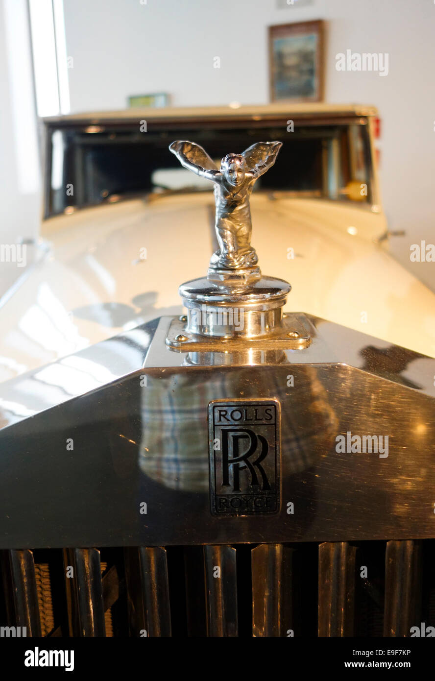 Oldtimer Limousine Rolls Royce Kühlerfigur am Automobil Museum von Málaga, Andalusien, Spanien. Stockfoto