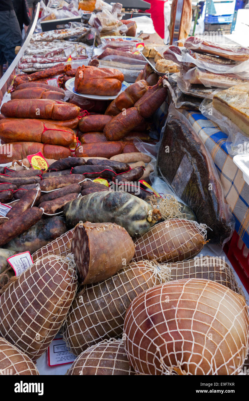Auswahl an lokalen Wurstwaren. Lebensmittel-Markt. Inca. Mallorca. Spanien Stockfoto