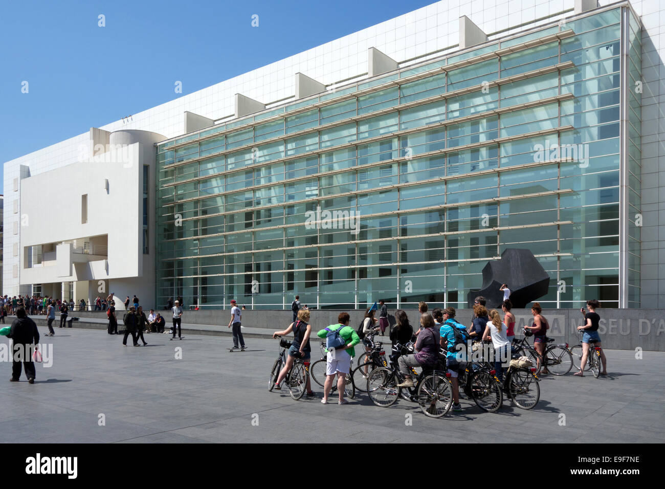 Radtour in Barcelona. Vor das MACBA (Museum für zeitgenössische Kunst von Barcelona). Barcelona. Spanien Stockfoto
