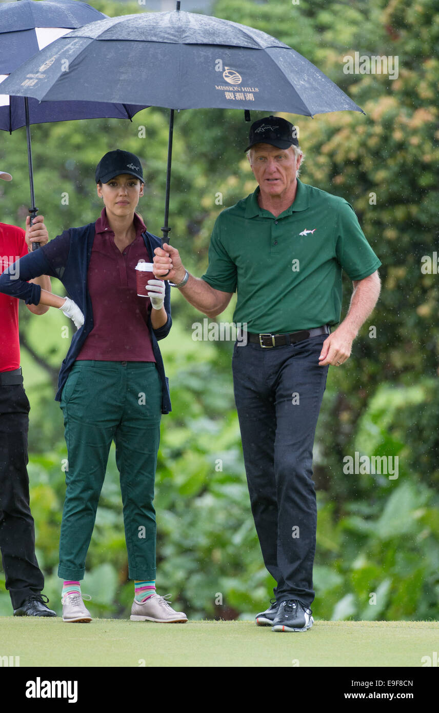 Haikou, China. 26. Oktober 2014. Hollywood-Star Jessica Alba setzt auf eine gute Runde Golf mit ihrem Coach Greg Norman an ihrer Seite. Sie spielte an der Seite, John Daly und Kenny G Credit: Jayne Russell/Alamy Live News Stockfoto