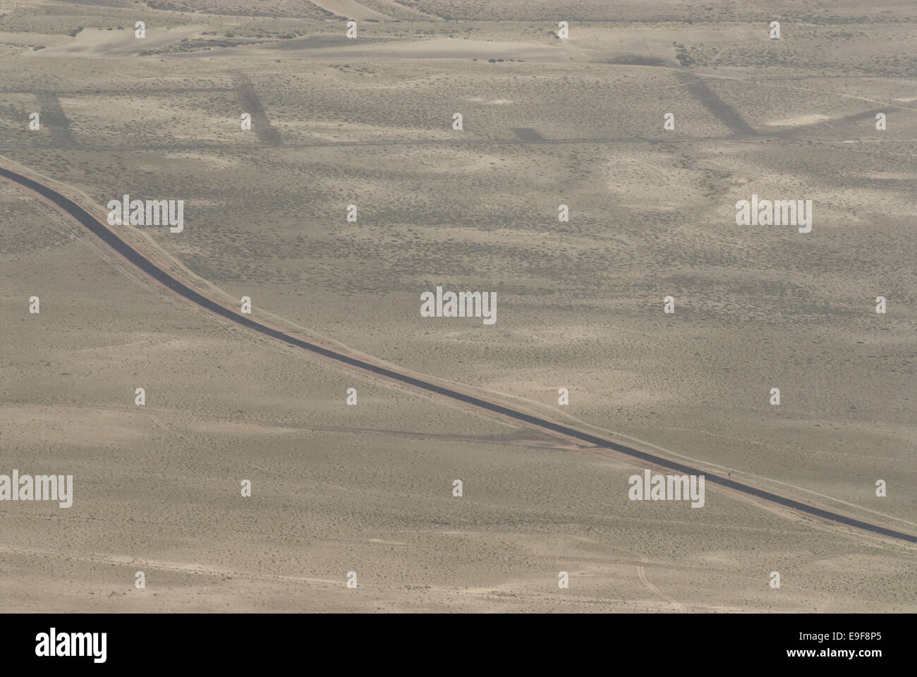 Straße durch die Sandwüste in Lanzarote Stockfoto