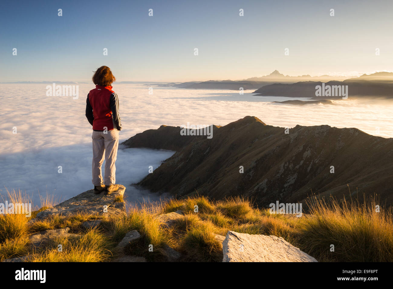 Weibliche Wanderer erreichen ihr Ziel am Gipfel Berges und mit Blick auf majestätische Panorama der italienischen Westalpen mit M. Vi Stockfoto