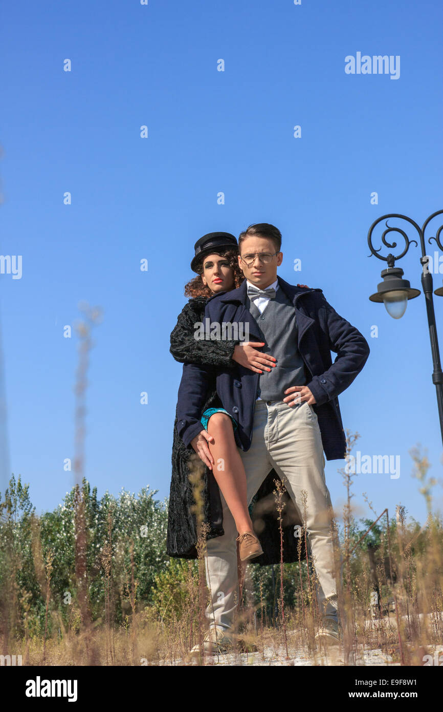 Modische Vintage paar draußen im romantischen Stil tragen Mäntel von den Laternenpfahl Stockfoto