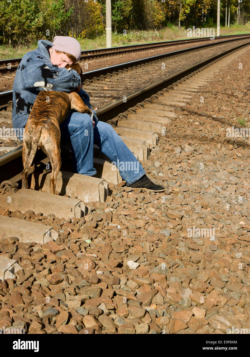 Eine Frau mit einem Hund auf der Bahn Stockfoto