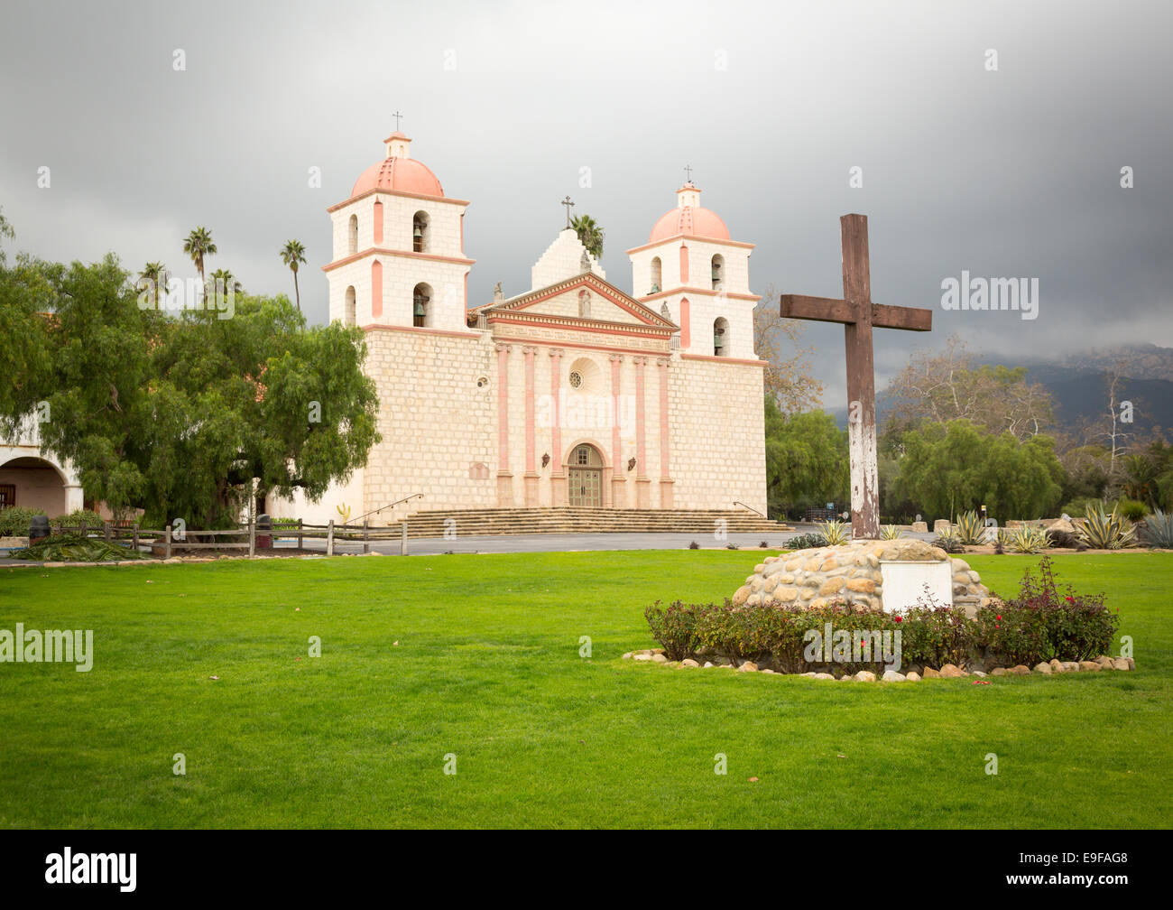 Bewölkten stürmischen Tag in Santa Barbara Mission Stockfoto