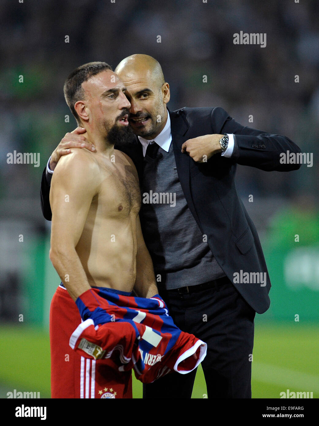 Mönchengladbach, Deutschland. 26. Oktober 2014. Deutsche Fußball Bundesliga Borussia Mönchengladbach vs. FC Bayern Muenchen---Bayern-Manager Pep Guardiola weist Frank Ribery Credit: Kolvenbach/Alamy Live-Nachrichten Stockfoto