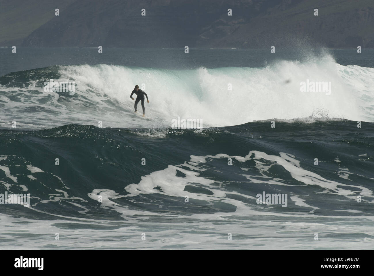 Surfer am Strand von Famara, Lanzarote Stockfoto